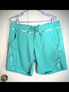 COLUMBIA Women's PFG Omni Shade Sun Protection Mid Green Shorts